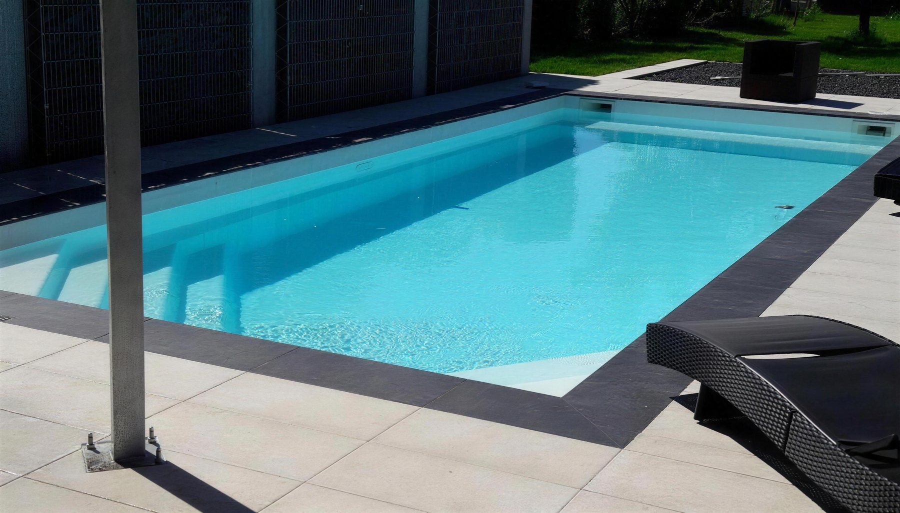 Fertiger Gartenpool mit Terrasse und Gabionenwand